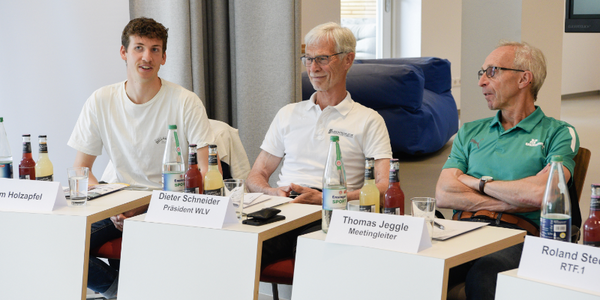 Tim Holzapfel, WLV-Präsident Dieter Schneider und Meeting-Chef Thomas Jeggle (von links) während der Pressekonferenz im Hotel Schönbuch. Foto: wdr