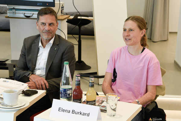 Elena Burkard mit Pliezhausens Bürgermeister Christof Dold bei der Pressekonferenz zum Läufermeeting 2023. Foto: wdr