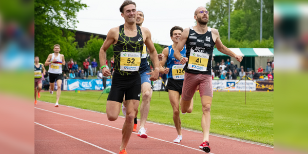 Läufermeeting 2022 (1.000 Meter A-Lauf): Robin van Riel (SN 52) setzt sich gegen Julian Ranc (41), Lukas Symersky (verdeckt) und Tim Aßmann (136) durch. Foto: Werner Dreher