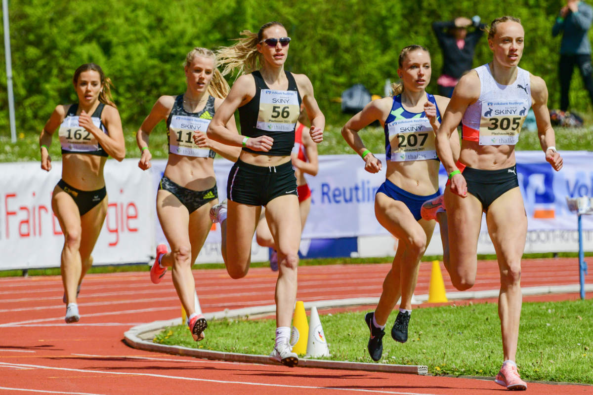 1.000 Meter 2021: 'Häsin' Jackie Baumann (St.Nr. 305) sorgt für das richtige Tempo und Kathi Trost (207) siegt vor Majtie Kolberg (111). Foto: Werner Dreher