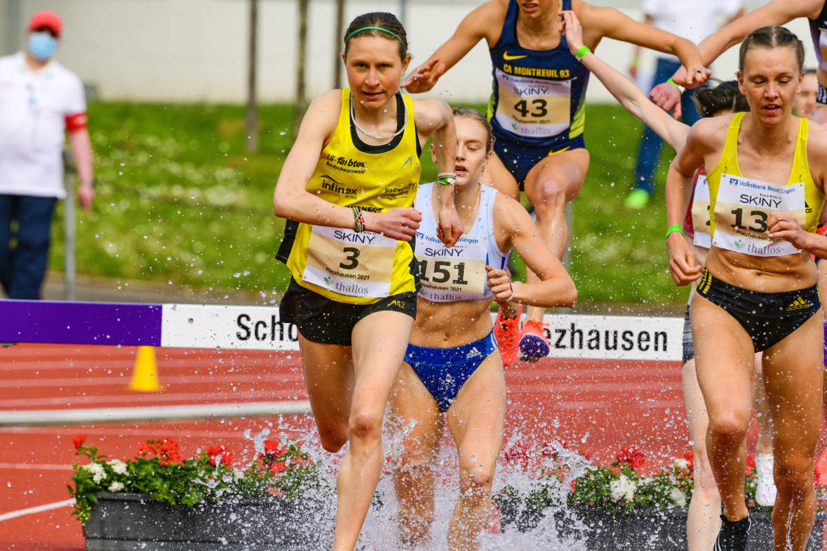 Hindernisläuferin Elena Burkard (LG farbtex Nordschwarzwald) läuft 2021 in Pliezhausen Meetingrekord über 2.000 Meter Hindernis. Foto: Werner Dreher