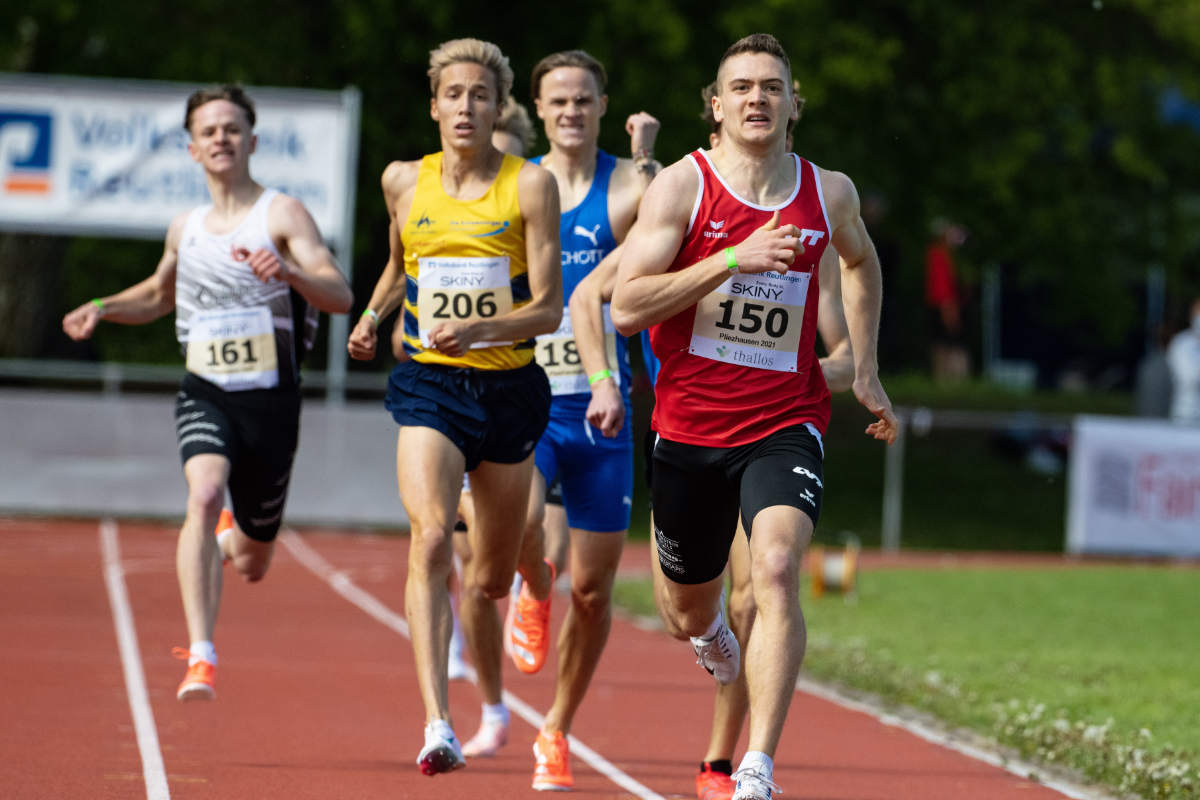 Läufermeeting 2021: Robin Oester (St.Nr. 150) setzte sich gegen Marc Tortell (206) und Adrian Engstler (blaues Trikot) durch. Foto: Werner Dreher