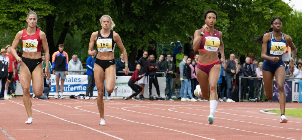 Sprintentscheidung 150m im Schönbuchstadion: Olympiasiegerin Malaika Mihambo (LG Kurpfalz, 2.v.r.) setzte sich 2022 gegen Holly Okuku (GSV Eintracht Baunatal, rechts) und Alica Schmidt (SCC Berlin, St.Nr. 150) durch. Foto: wdr