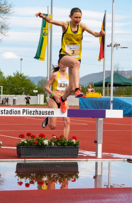 Elena Burkard (SN 3) siegte 2021 mit Meetingrekord vor EM-Silbermedaillengewinnerin Lea Meyer. Foto: Werner Dreher