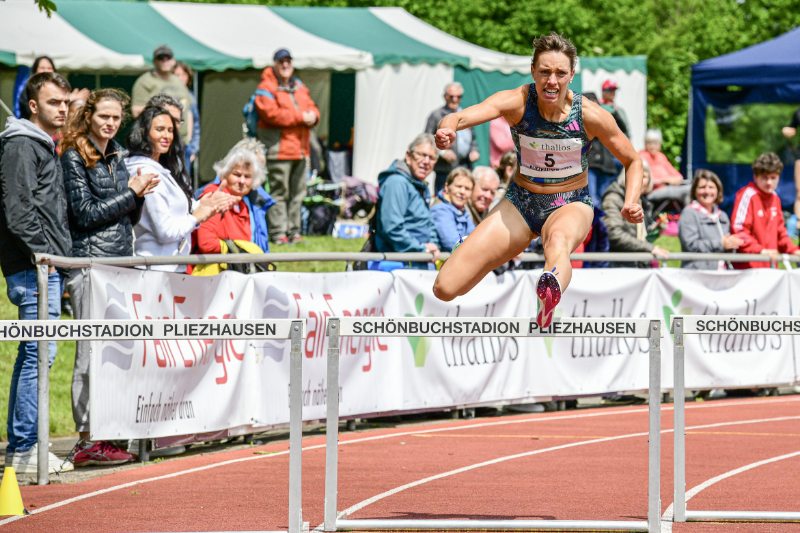 Carolina Krafzik (VfL Sindelfingen) auf dem Weg zum Meetingrekord über die Hürden. Foto: Werner Dreher